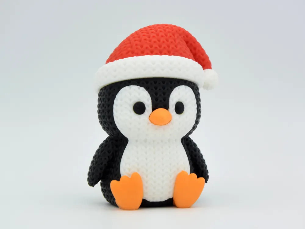 Figurine pingouin avec bonnet de noël kawaii effet tricoté, vue de profil