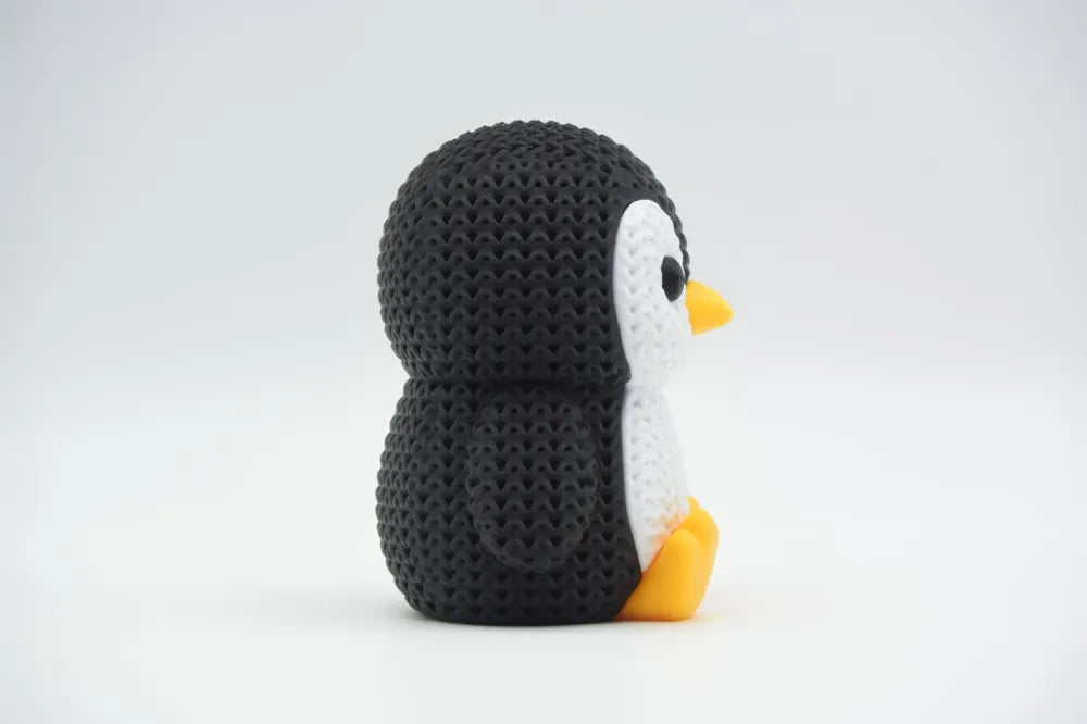 Figurine pingouin kawaii effet tricoté, vue de profil