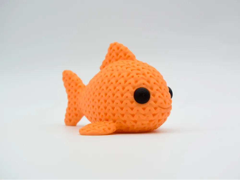 Figurine poisson kawaii effet tricoté, vue de profil