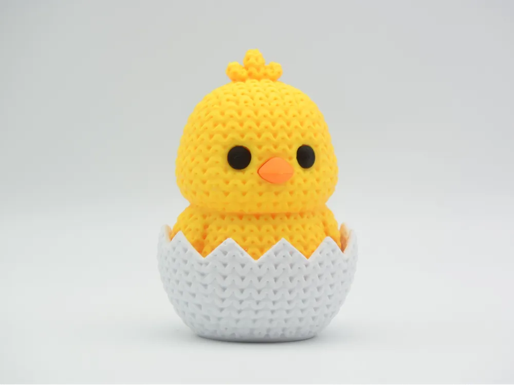 Figurine poussin éclos kawaii effet tricoté, vue de profil
