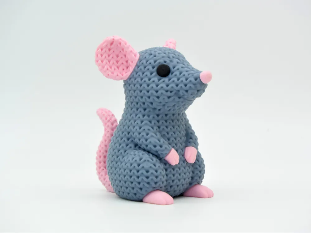 Figurine rat kawaii effet tricoté, vue de profil