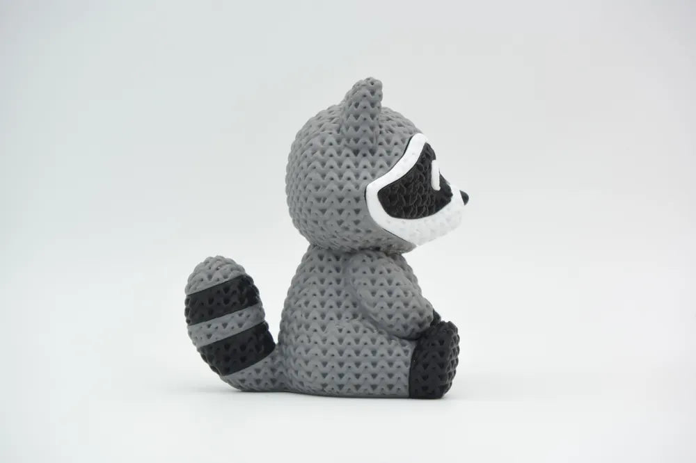 Figurine raton laveur kawaii effet tricoté, vue de profil