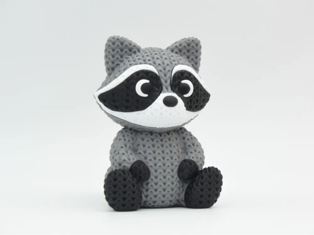 Figurine raton laveur kawaii effet tricoté, détail de la texture tricotée