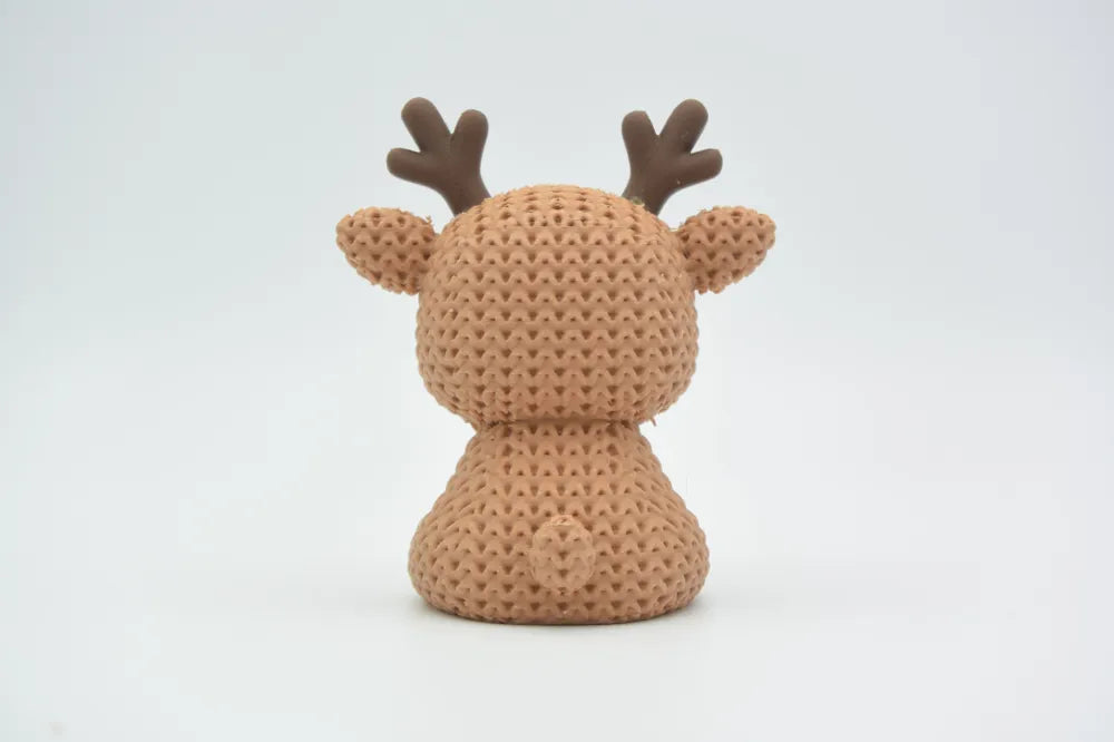 Figurine renne kawaii effet tricoté, détail de la texture tricotée