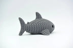 Figurine requin kawaii effet tricoté, vue de face