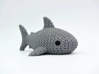 Figurine requin kawaii effet tricoté, vue de profil