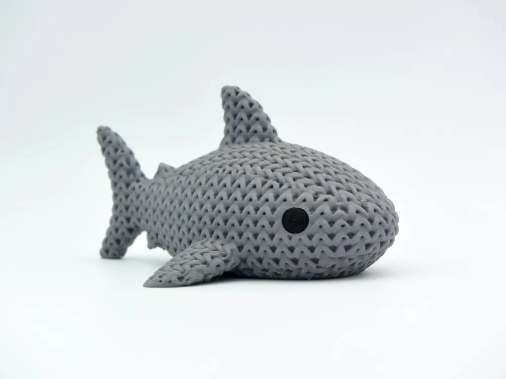 Figurine requin kawaii effet tricoté, vue de profil