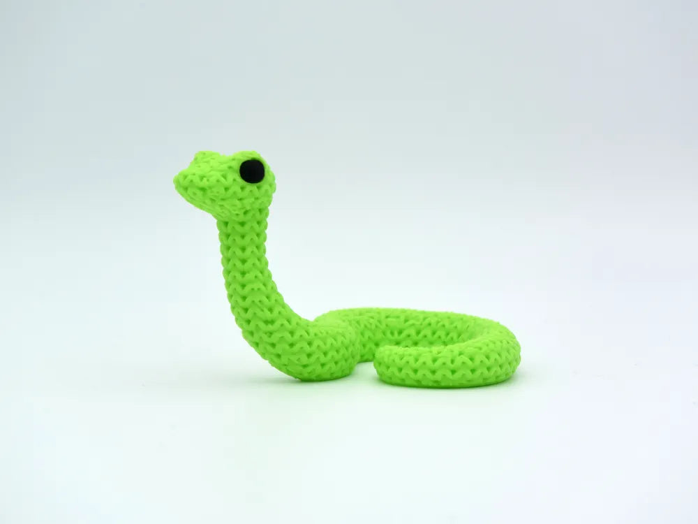 Figurine serpent kawaii effet tricoté, vue de profil