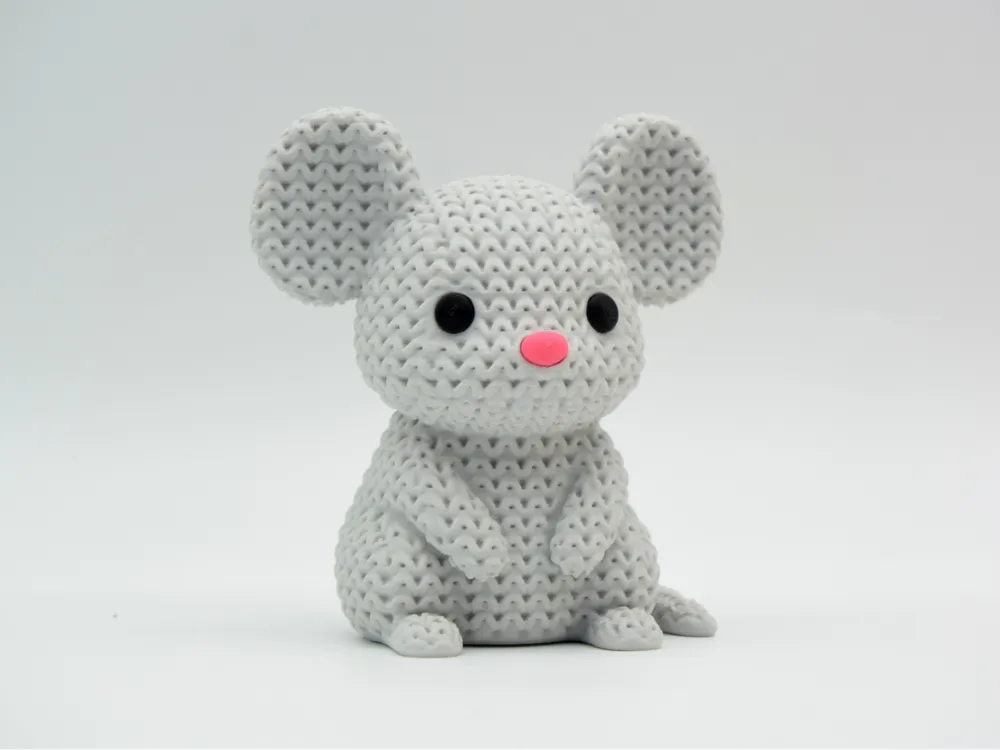 Figurine souris kawaii effet tricoté, vue de face