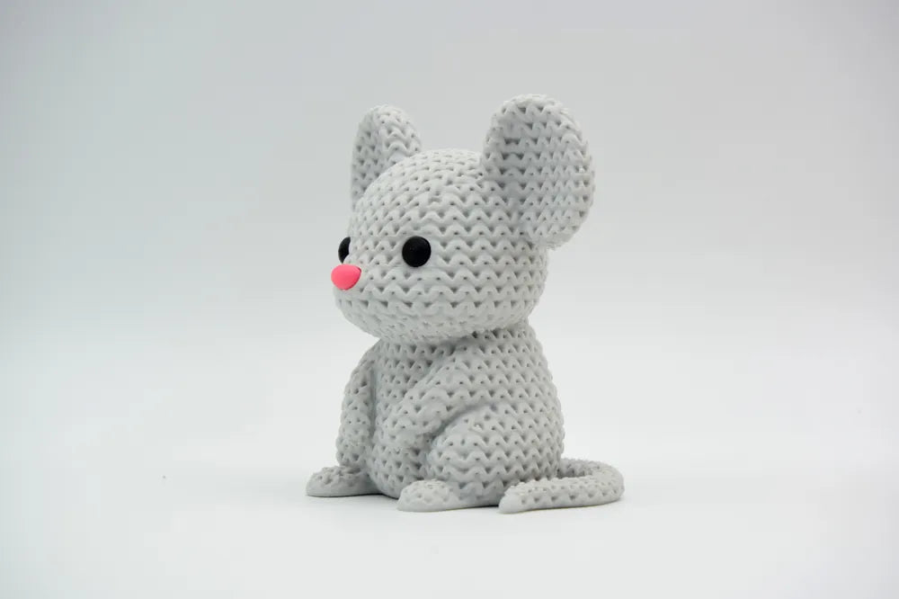 Figurine souris kawaii effet tricoté, vue de profil