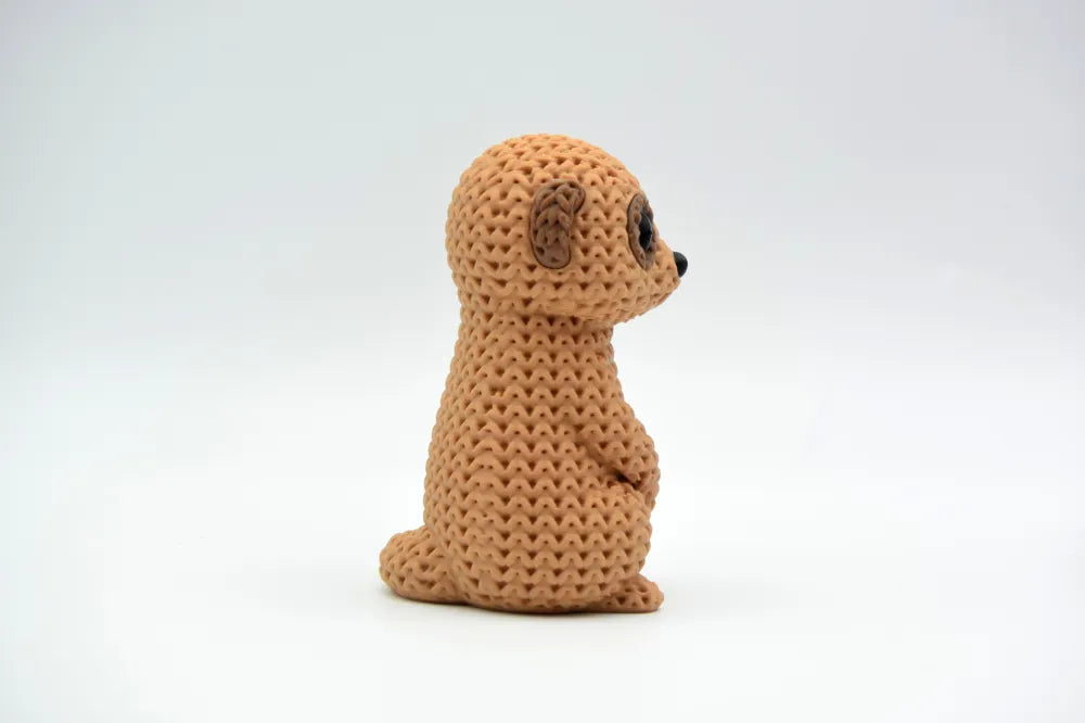 Figurine suricate kawaii effet tricoté, vue de profil