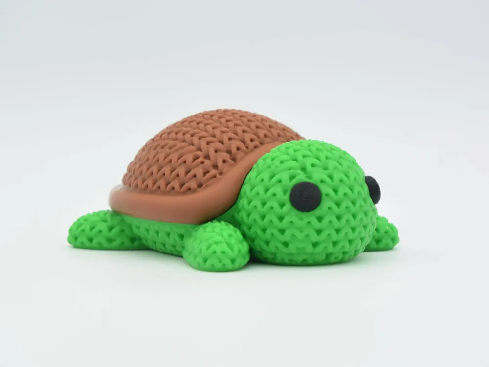 Figurine tortue kawaii effet tricoté, vue de profil