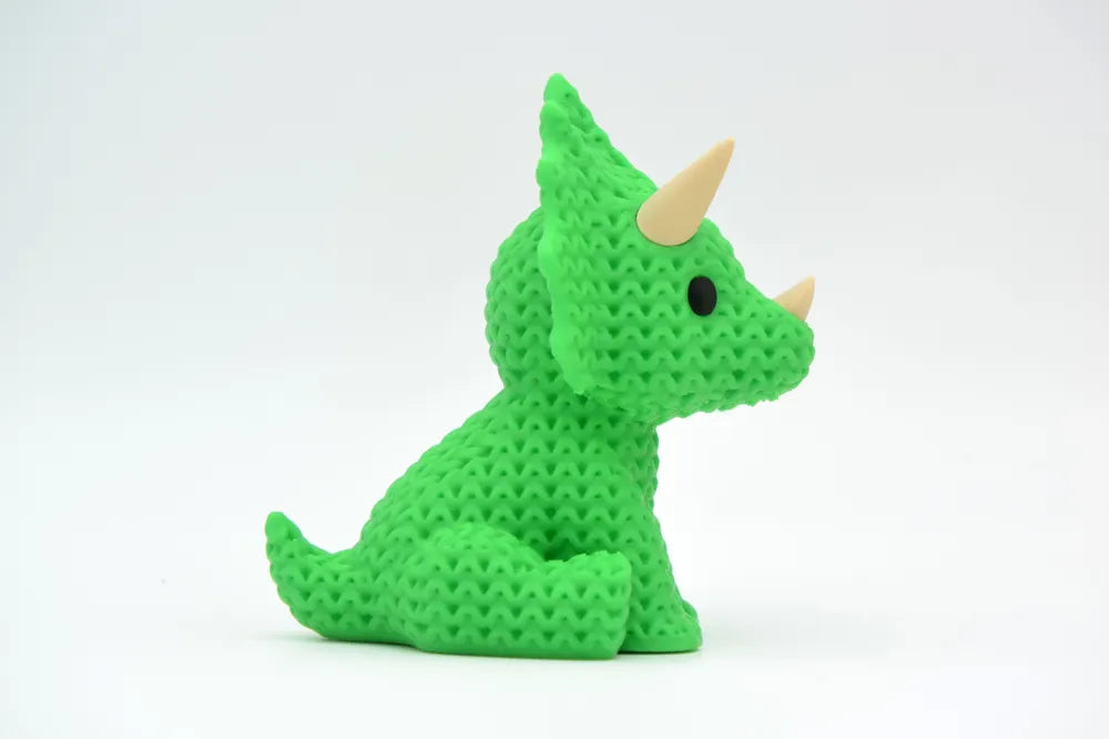 Figurine triceratops kawaii effet tricoté, vue de face