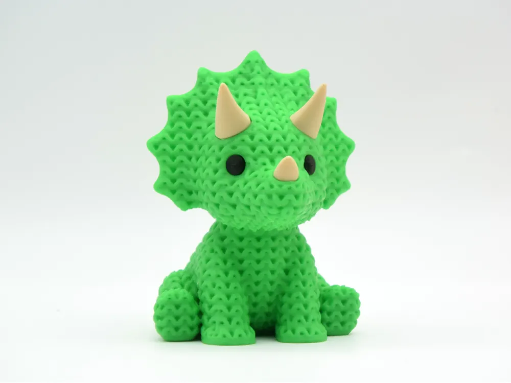 Figurine triceratops kawaii effet tricoté, vue de profil