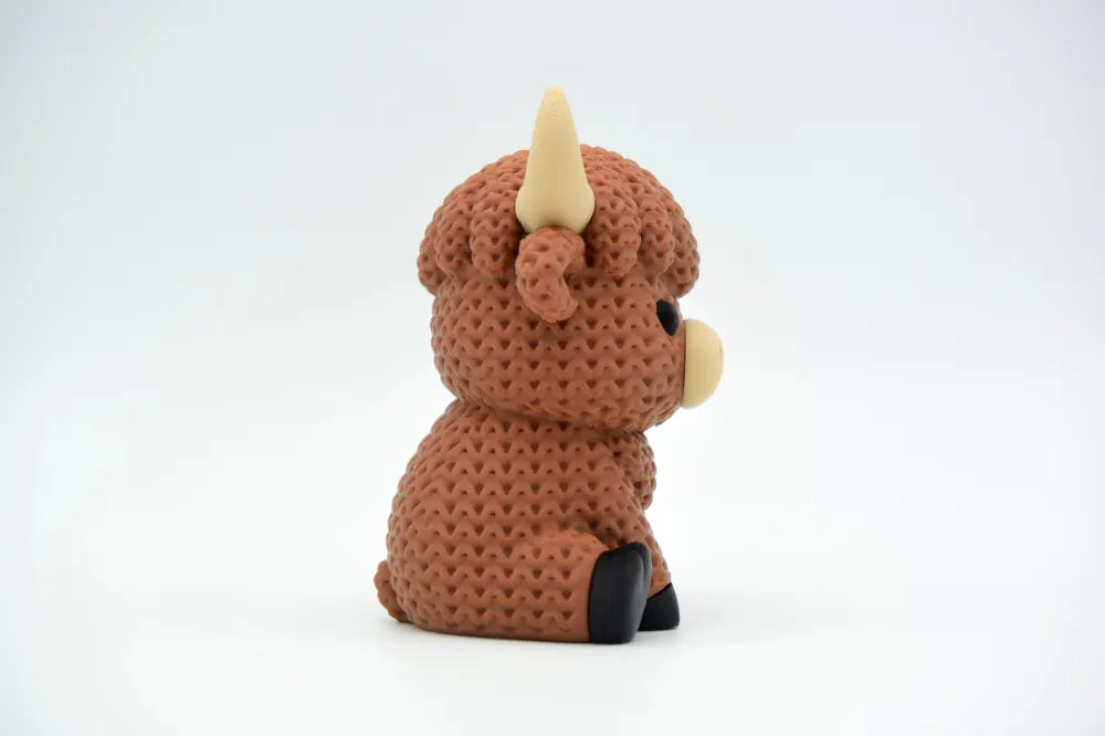 Figurine vache des highlands kawaii effet tricoté, vue de profil