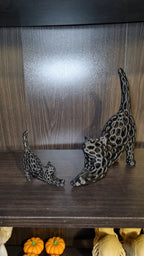 Chat voronoï qui s'étire posé en situation sur une étagère, Tresor3D