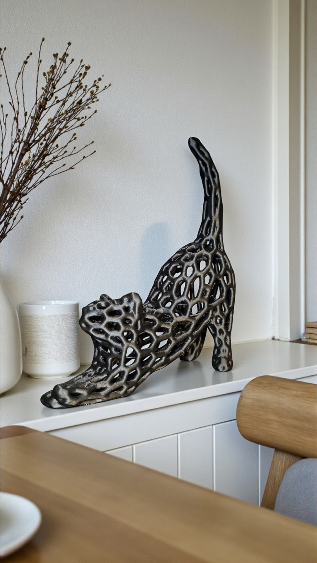 Sculpture de chat voronoï en pleine étirement, effet métal brossé, Tresor3D