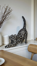 Sculpture de chat voronoï en pleine étirement, effet métal brossé, Tresor3D